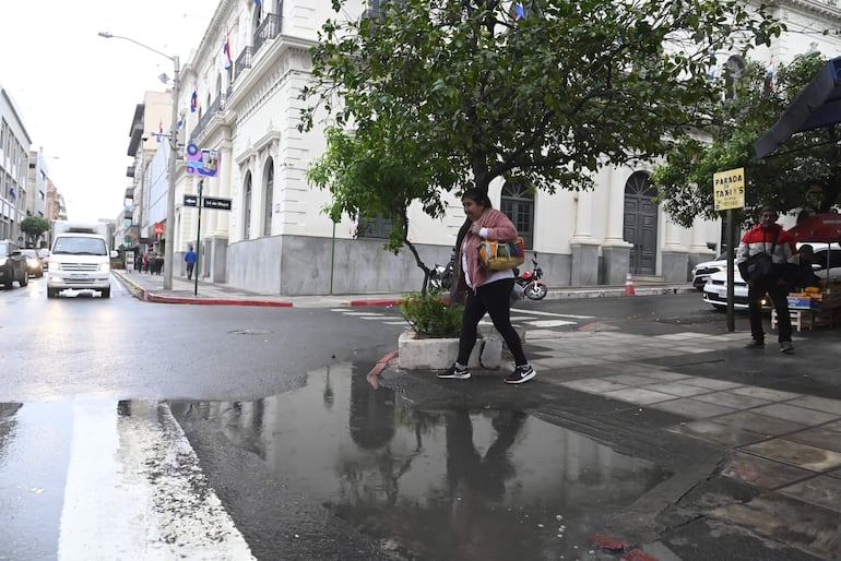 Agua con fétido olor frente al edificio de la Cancillería Nacional. 