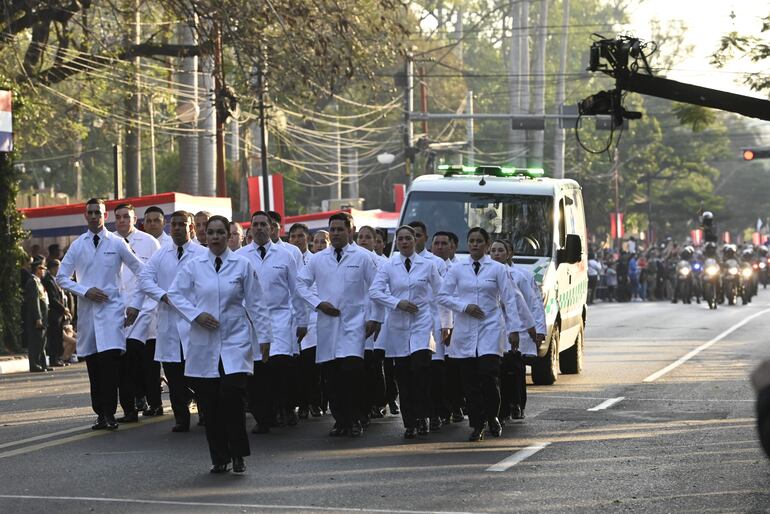 En el desfile policial militar no faltó el grupo de blanco que trabaja silenciosamente en las diversas unidades de nuestro país.