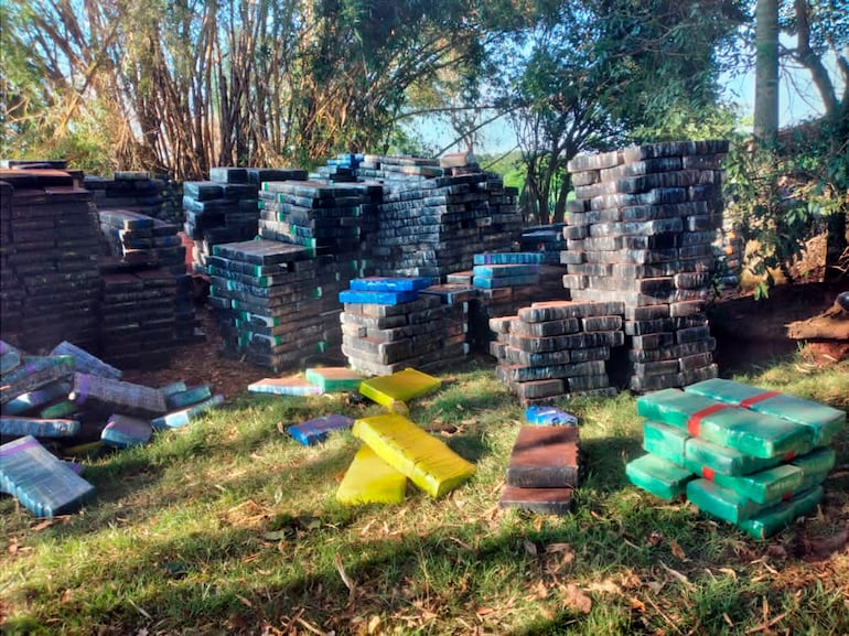 Parte de la marihuana prensada incautada en Marangatú, Canindeyú.