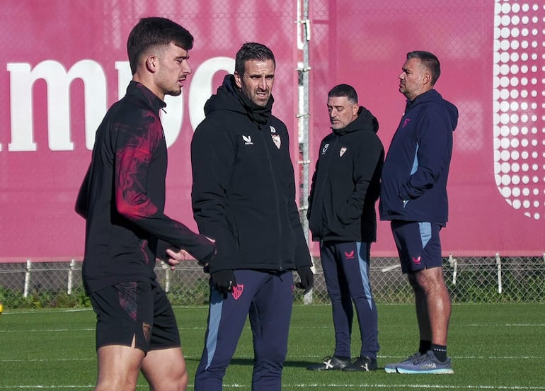 El defensa del Sevilla Kike Salas (i), en el entrenamiento de ayer antes de que llegaran agentes de la Policía Nacional.