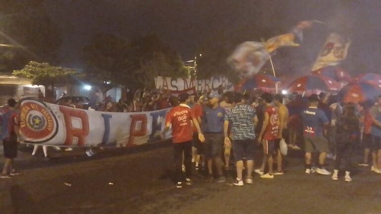 Banderazo de los hinchas de Cerro Porteño en La Nueva Olla en la víspera del partido de Copa Libertadores ante Fluminense.