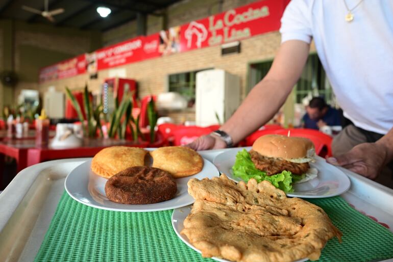 Comedor higiénico. A diferencia de otros mercados, en Abasto Norte se cuenta con un comedor donde se impulsa la aplicación de las normas higiénico-sanitarias. El INAN ya realizó varias capacitaciones de inocuidad a los locatarios.