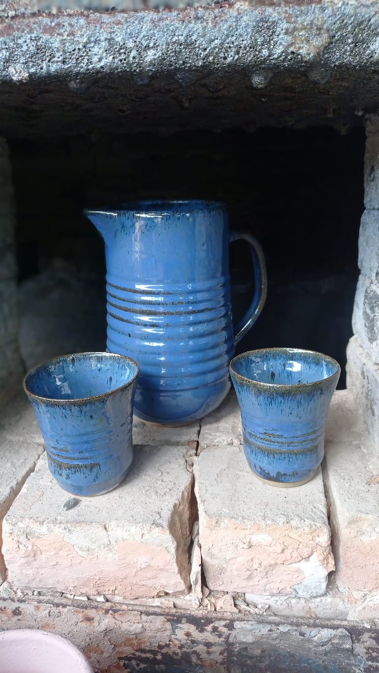 Jarra y vasos en cerámica de alta temperatura en el local de exposición de la AAA.