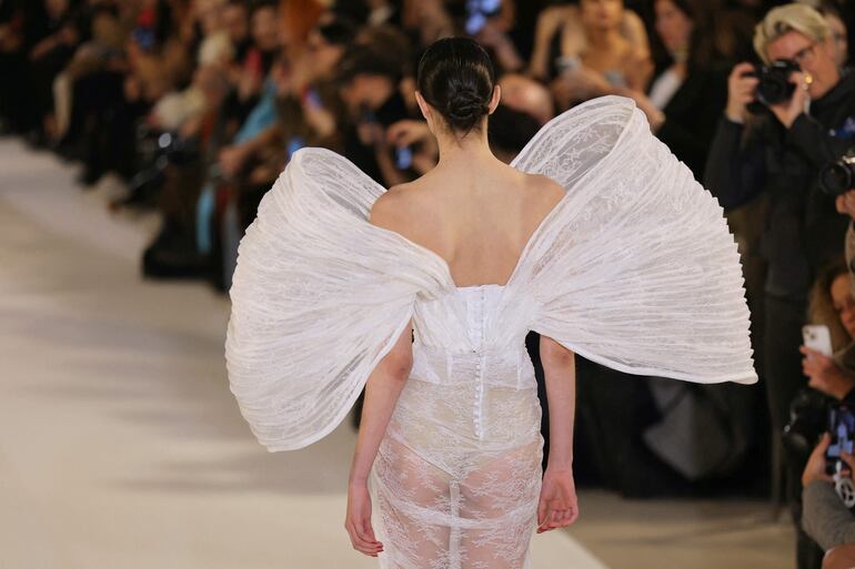 Una modelo presenta una creación para Juana Martin durante la Semana de la Moda de Alta Costura Femenina Primavera/Verano 2024 en París el 22 de enero de 2024. 