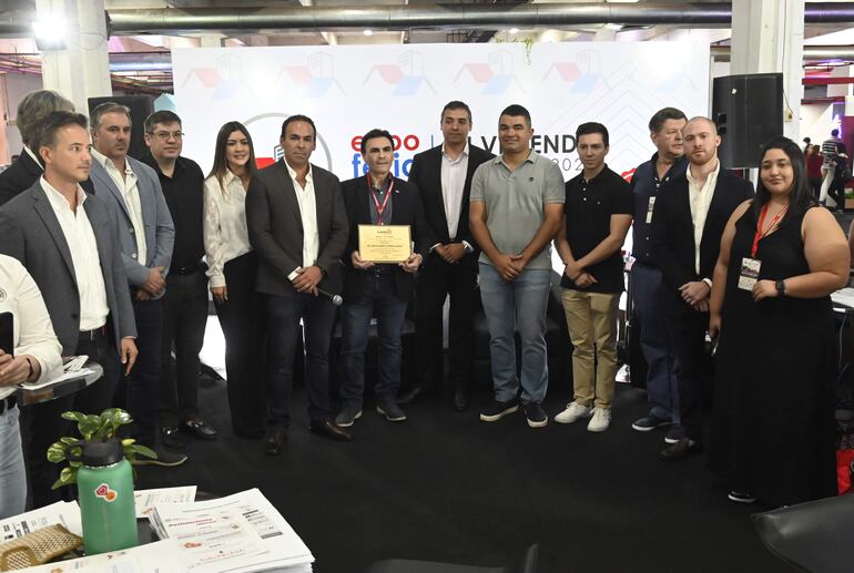 El titular del MUVH, Dr. Carlos Pereira (centro), con los directivos de Caprivi, tras la distinción recibida en el marco de la Expo Mi Vivienda, en  el Centro de Convenciones Mariscal.