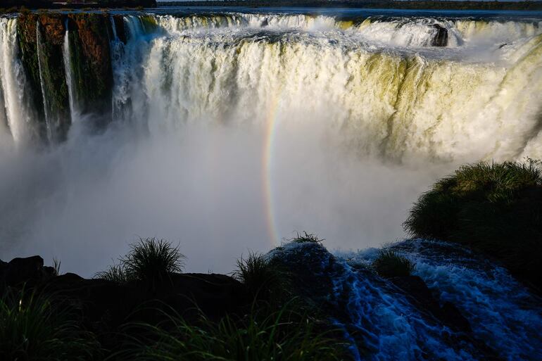 El arcoiris con las Cataratas del Iguazú de fondo en el Parque Nacional del Iguazú, en Puerto Iguazú (Argentina). 