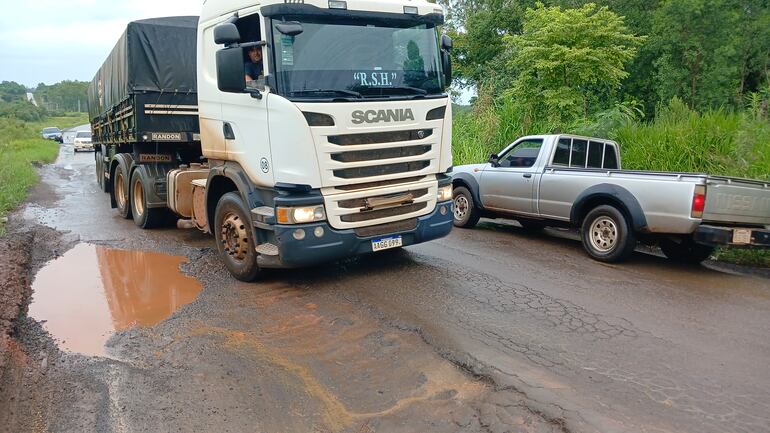 La ruta une zonas altamente productivas y registra un importante movimiento de camiones de gran porte.