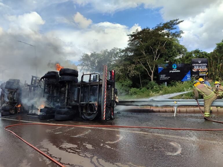 Bomberos combaten contra el fuego tras explosión de un camión cisterna en Caacupé.