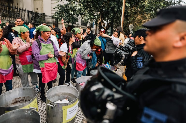  Manifestación de Integrantes de organizaciones sociales  frente al Ministerio de Capital Humano en Buenos Aires (Argentina).  