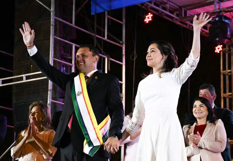 El nuevo Gobernador de Misiones, Richard Ramírez y su esposa Rossana Arrieta, saludando a los presentes tras su juramento.