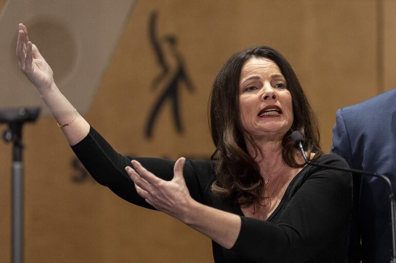 La presidenta del sindicato de actores de EE.UU. (SAG-AFTRA), Fran Drescher, habla durante una conferencia de prensa el 11 de noviembre de 2023 en la sede del sindicato en Los Ángeles (Estados Unidos).