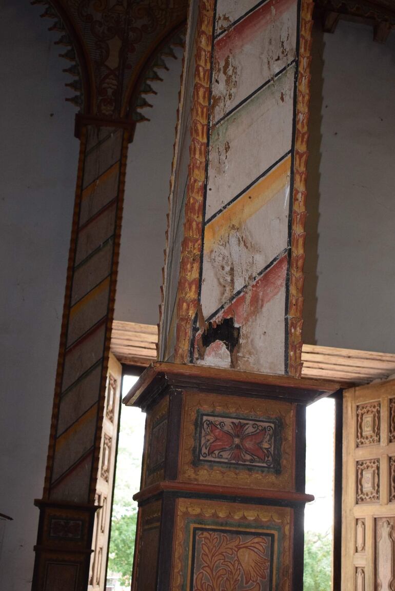 La pilastras antiguas que se encuentran en el interior del templo necesitan ser sanitadas contra la termitas.