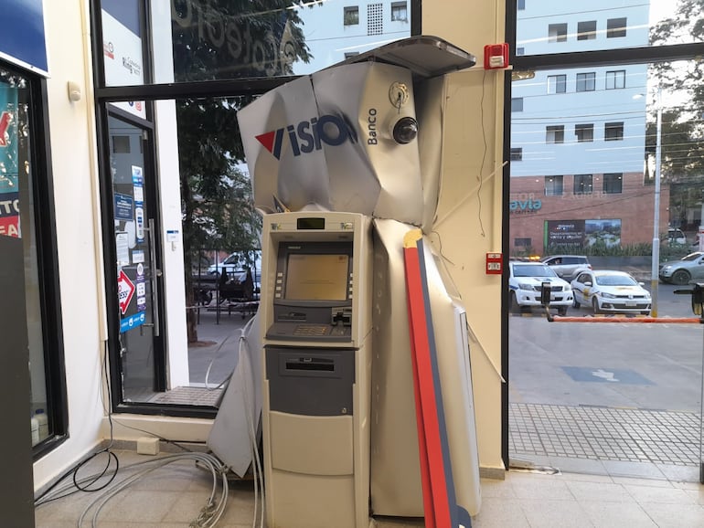 Así quedó el cajero que intentaron robar en San Lorenzo.