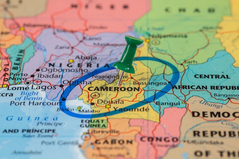 Mapa parcial de África con una marca sobre Camerún.