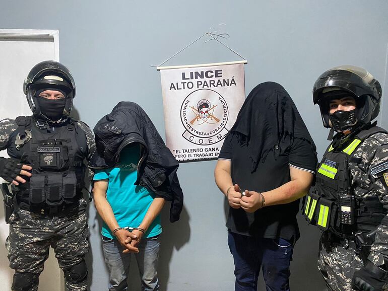 Los dos detenidos fueron llevados a la base de los agentes del Grupo Lince.