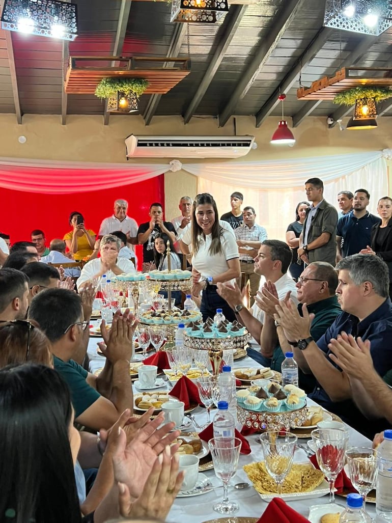 La reunión del presidente Santiago Peña con la dirigencia cartista del departamento de Paraguarí.