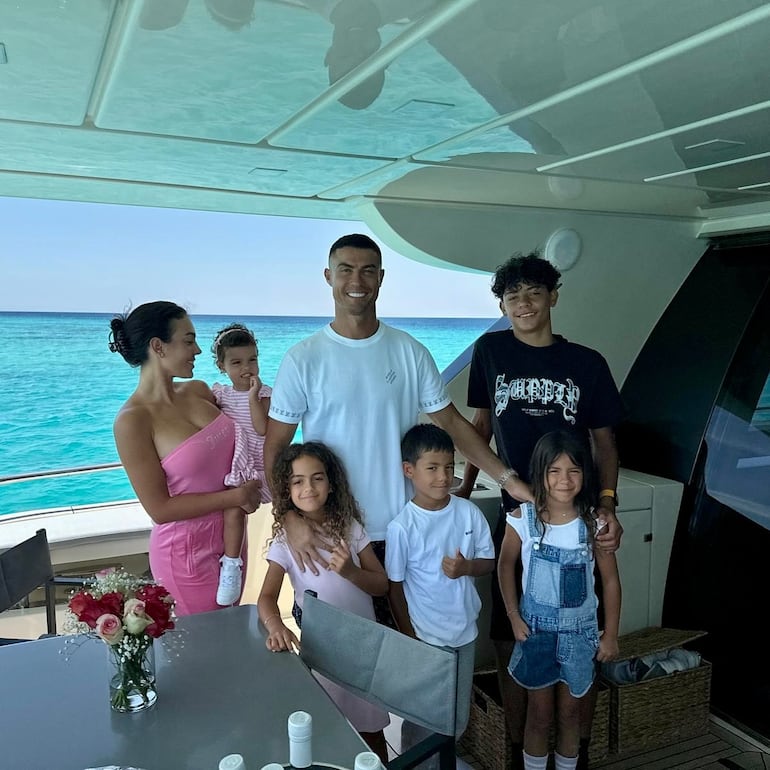 Cristiano Ronaldo y Georgina Rodríguez con sus hijos Cristiano Junior, Alana Martina, Eva, Mateo y Esmeralda. (Instagram/Cristiano Ronaldo)