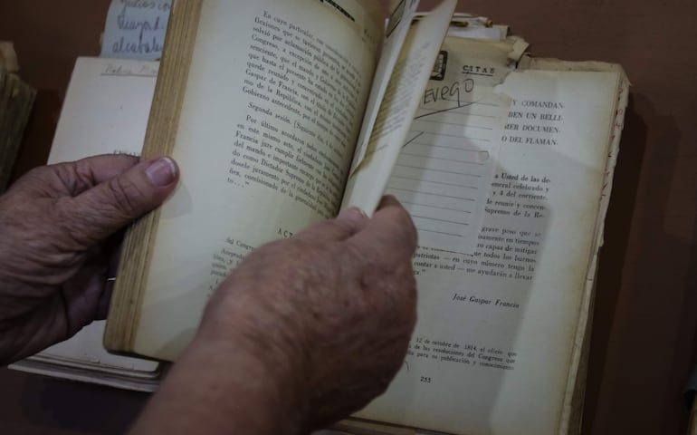 Mirtha Roa, hija del escritor paraguayo Augusto Roa Bastos, revisa la muestra itinerante "Los libros perdidos de Roa Bastos", el 26 de julio de 2023 en Asunción (Paraguay). 