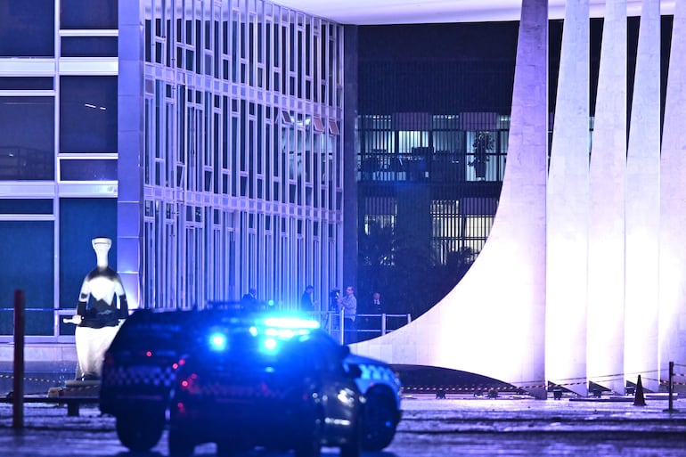 Vehículos de la Policía custodian el lugar donde ocurrió la explosión de dos artefactos frente a la sede del Tribunal Supremo, en la Plaza de los Tres Poderes este miércoles, en Brasilia (Brasil).