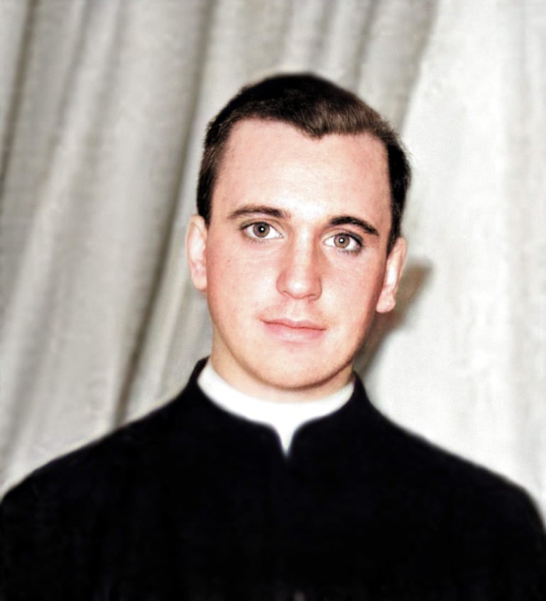 El papa Francisco, Jorge Mario Bergoglio, en una fotografía (que ha sido coloreada) tomada cerca de 1959.