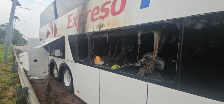 Un bus de larga distancia que iba con destino a Encarnación se incendió en el tramo Paraguarí - Carapeguá.