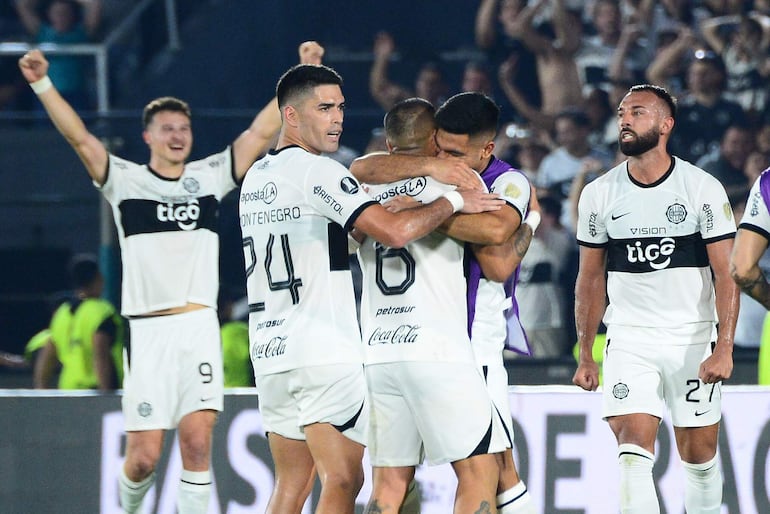 Los jugadores de Olimpia celebran la victoria sobre Flamengo en un partido de los octavos de final de la Copa Libertadores en el estadio Defensores del Chaco, en Asunción, Paraguay.