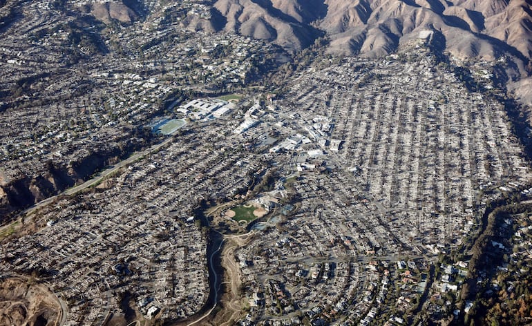 Vista aérea de las casas destruidas por el incendio de Palisades, mientras los incendios forestales causan daños y pérdidas en la región de Los Ángeles el 13 de enero de 2025 en Pacific Palisades, California.