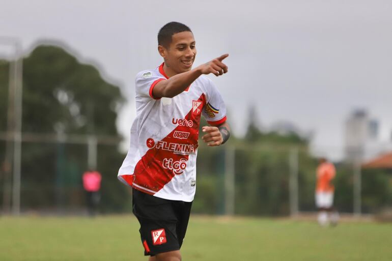 German Núñez, celebra el segundo tanto de River Plate, en la goleada sobre General Díaz, en el barrio Mburicaó. (Foto: APF)