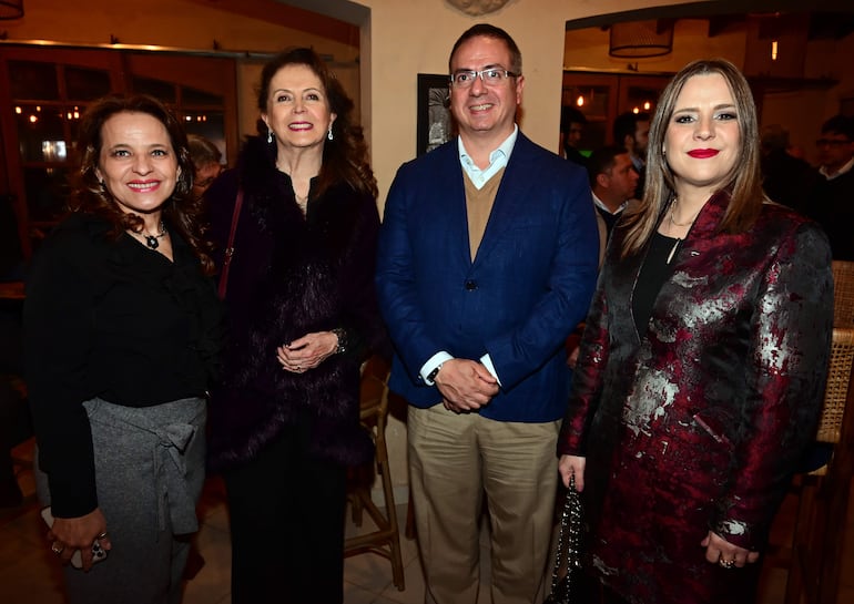 Mabel Núñez, Irma Lévera, Mario Romero y Luisa Canan.