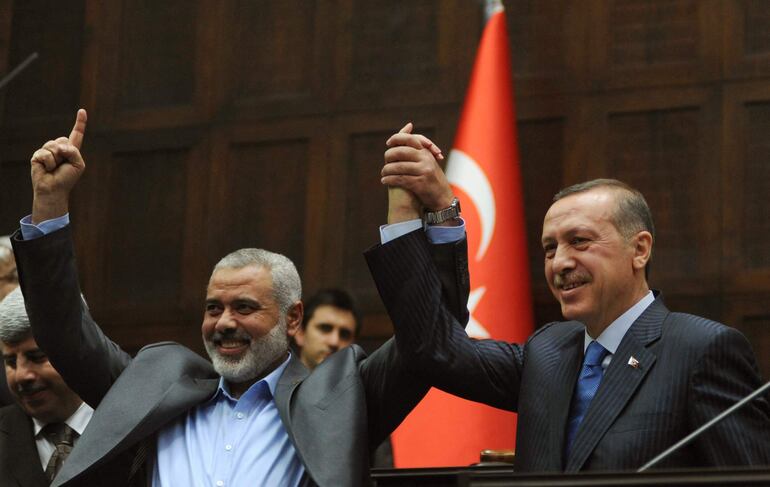 El líder político de Hamás, muerto en un ataque en Irán, Ismail Haniya (i)  junto al presidente turco, Recep Tayyip Erdogan, en una foto capturada en enero de 2012.