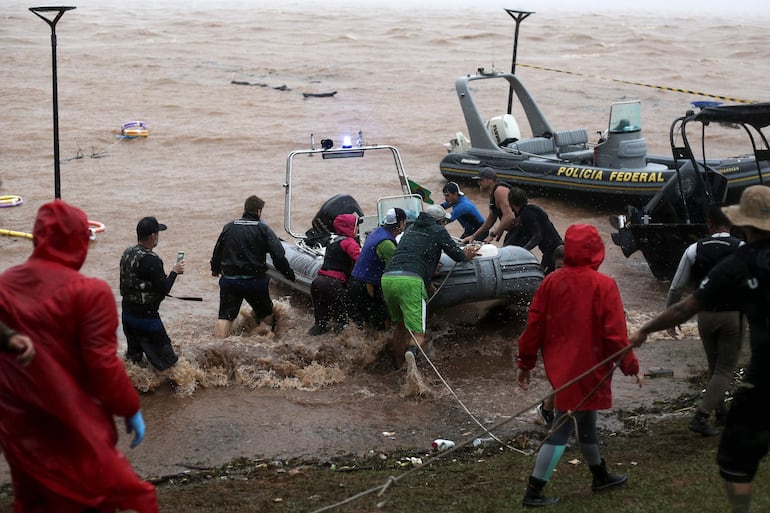 Voluntarios y rescatistas oficiales trabajan en el lago Guaiba, en Porto Alegre.