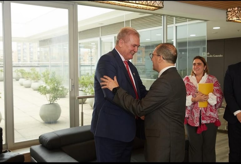 Fiscal general del Estado de Paraguay, Emiliano Rolón, y el fiscal general del Estado de Colombia, Francisco Barboza.