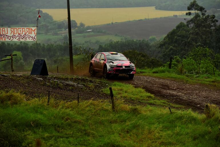 El boliviano Marco Bulacia perdió tiempo en el primer tramo del día por problemas con su VW Polo GTI R5 y se distanció de la lucha por el primer lugar con Ale Galanti.