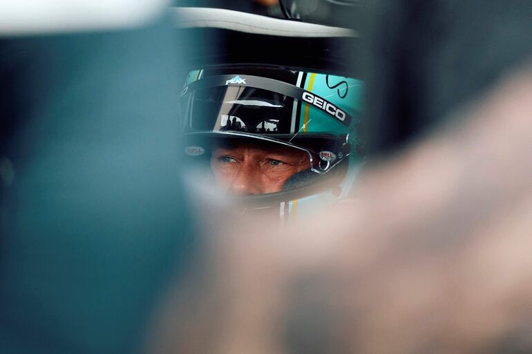 Brad Pitt poniéndose en la piel del piloto Sonny Hayes, durante el rodaje de F1 en Gran Bretaña. (BENJAMIN CREMEL / AFP)