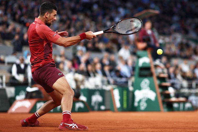 Novak Djokovic avanza en París