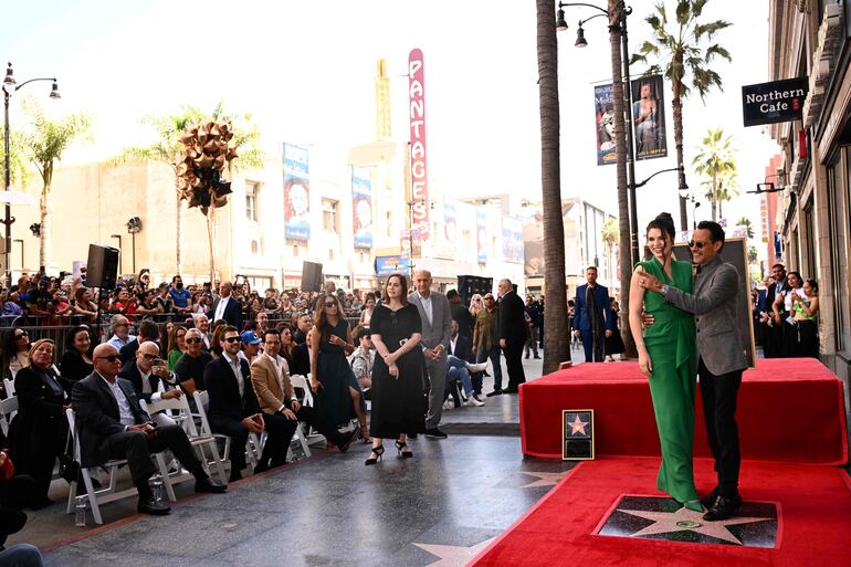 Felices, Nadia Ferreira y Marc Anthony en Hollywood, California. (Patrick T. Fallon/AFP)