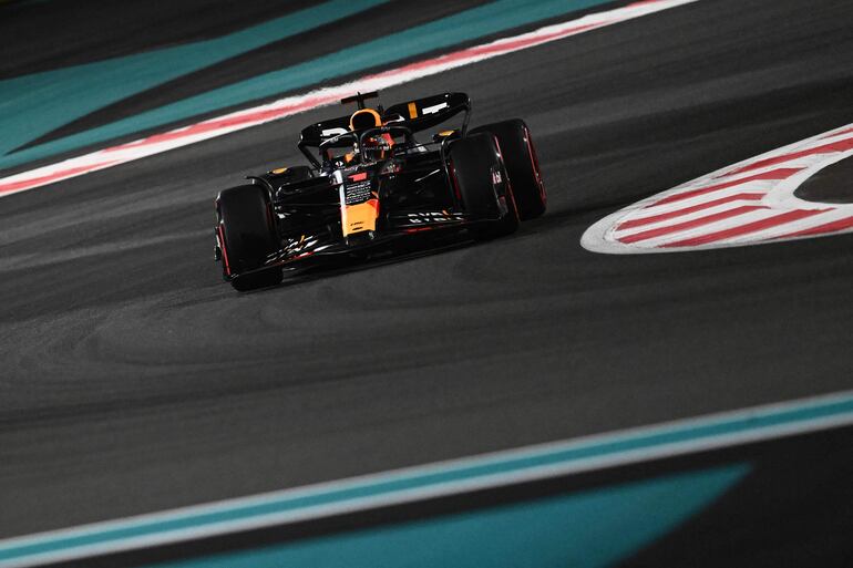 El Red Bull Racing del neerlandés Max Verstappen en la clasificación del Gran premio de Abu Dabi en el Circuito Yas Marina, en Abu Dabi.