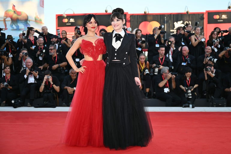 Jenna Ortega y Winona Ryder en la alfombra roja de la Mostra.