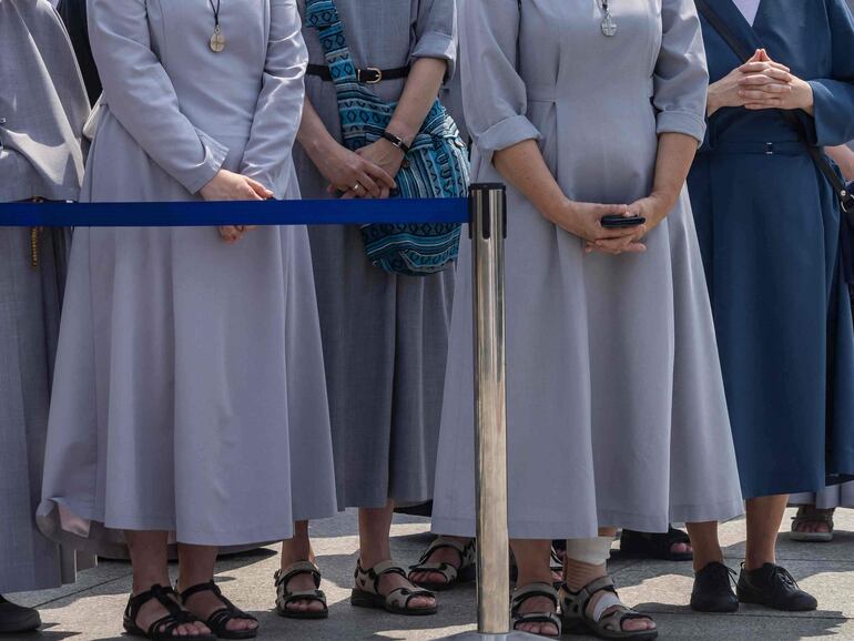 La Iglesia Católica ha dado entre diez y quince días de plazo para que una decena de monjas en España se retracte o ratifique su decisión de renegar de la Santa Sede para seguir a un falso obispo, lo que conllevaría su excomunión.