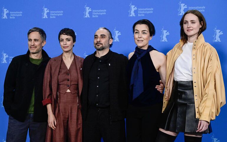 Gael García Bernal, Bérénice Bejo, el director Piero Messina, Olivia Williams y Renate Reinsve posan durante la presentación de "Another End" en Berlín.