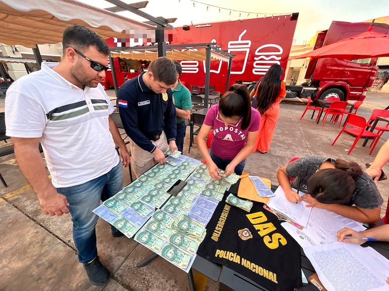 Agentes intervinientes cuentan el dinero requisado del abogado Farid González Ledesma, esposo de la jueza penal de garantías de Capiatá, Norma Salomón.