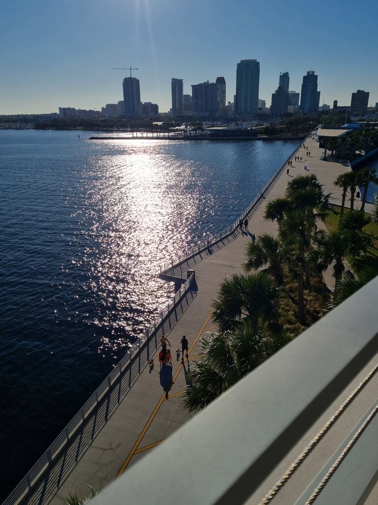 El nuevo muelle de St. Petersburg, Florida, es una estructura impresionante y moderna que ha transformado la línea costera de la ciudad.