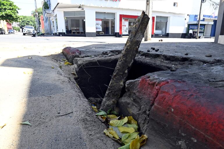 Sumidero destrozado es un peligro en  Colón y Herrera. Es solo un ejemplo de decenas que están igual.