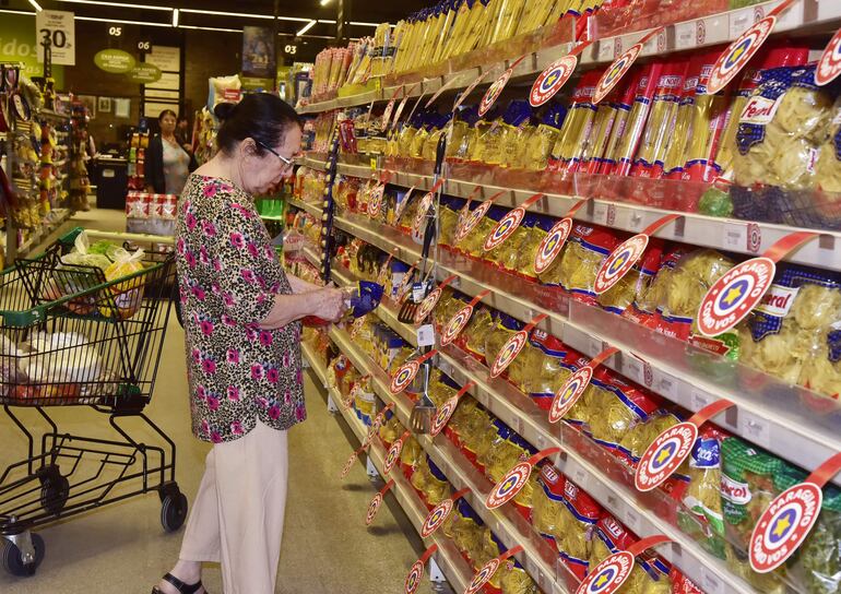 Los productos de industria nacional son destacados en las gondolas con carteles que indican "paraguayo como vos". 