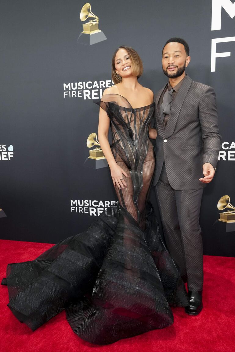 ¡Hermosa parejita! Chrissy Teigen y John Legend en la red carpet de los Premios Grammy 2025. (EFE/EPA/ALLISON DINNER)
