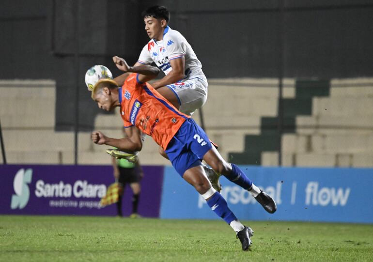 Espectacular despeje del defensor norteño Miguel Barreto ante el cruce del albo Tiago Caballero.