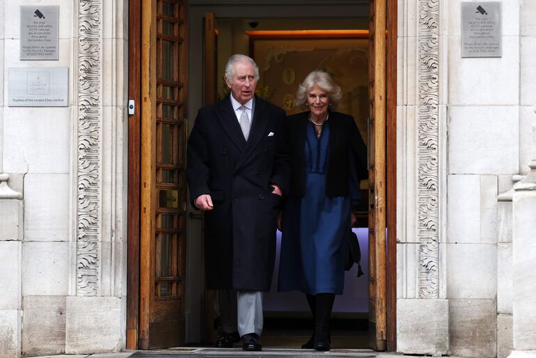 Los reyes Carlos y Camilla saliendo de la London Clinic tras el alta del soberano británico. (EFE/EPA/ANDY RAIN)
