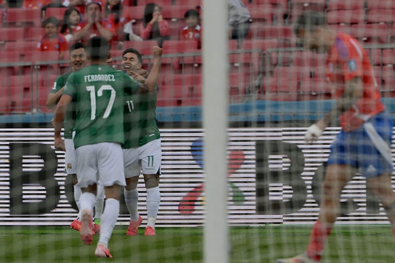 Carmelo Algarañaz (11), futbolista de Bolivia, celebra un gol en el partido frente a Chile por la octava fecha de las Eliminatorias Sudamericanas 2026 en el estadio Nacional, en Santiago, Chile. 