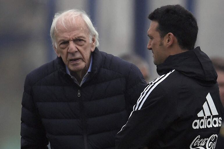 César Luis Menotti (i) y Lionel Scaloni, entrenador de la seleccion argentina. 