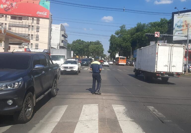 Imagen ilustrativa: un uniformado de la Policía Municipal de Tránsito de Asunción.